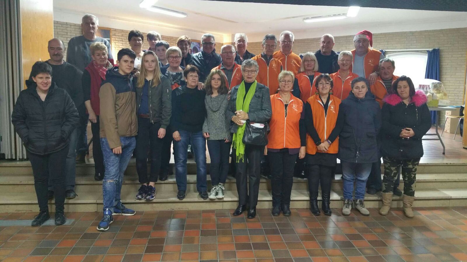 Mireille Debout, ADN Nord avec les bénévoles Secours Populaire Rives de lAa Gravelines